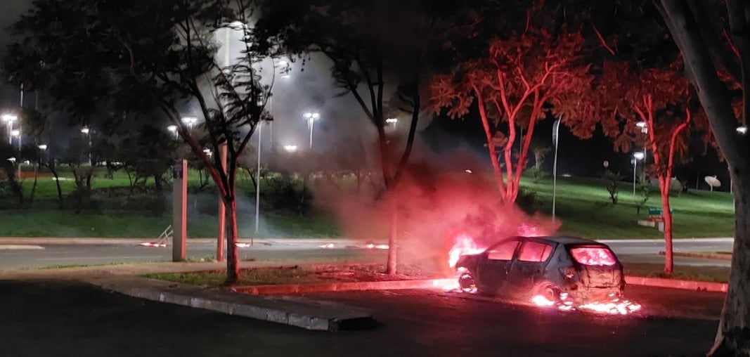 Oito veículos foram incendiados na noite de 12 de dezembro em Brasília, em meio à diplomação do presidente Lula. Foto: Lucas Neiva