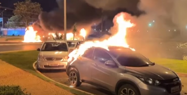 Dezenas de carros foram incendiados durante atentado de bolsonaristas na região central de Brasília. Foto: Reprodução