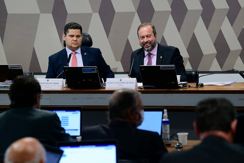 O presidente da CCJ, Davi Alcolumbre, e o relator da PEC 32, Alexandre Silveira. Foto: Pedro França/Ag. Senado