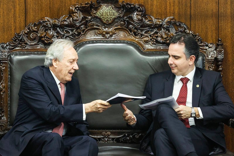 Lewandowski entrega anteprojeto que muda Lei do Impeachment a Rodrigo Pacheco. Foto: Pedro Gontijo/Ag. Senado