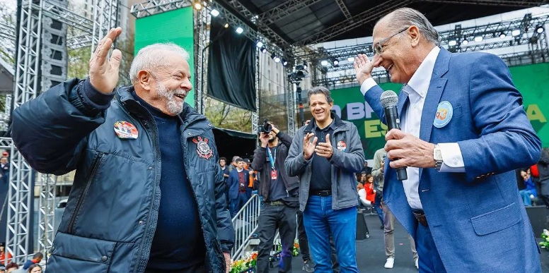 Lula e Alckmin, de adversários nas urnas, subirão juntos a rampa do Planalto. Foto: Ricardo Stuckert