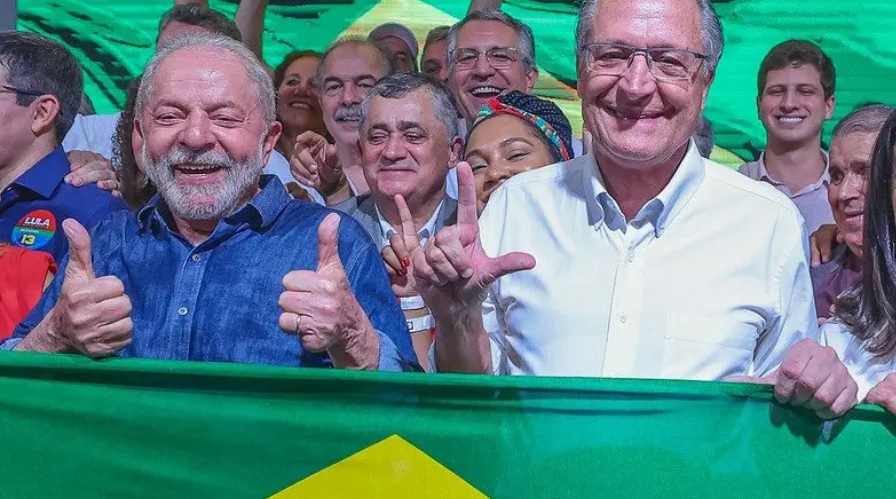 Lula e Alckmin comemoram o anúncio da vitória, em São Paulo. Foto: Ricardo Stuckert