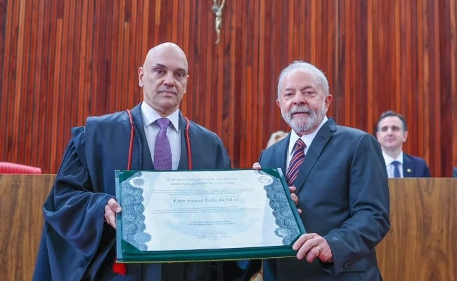 Lula recebe diploma de presidente eleito das mãos de Alexandre de Moraes. Grupo pretendia assassinar os dois e Geraldo Alckmin. Foto: Ricardo Stuckert