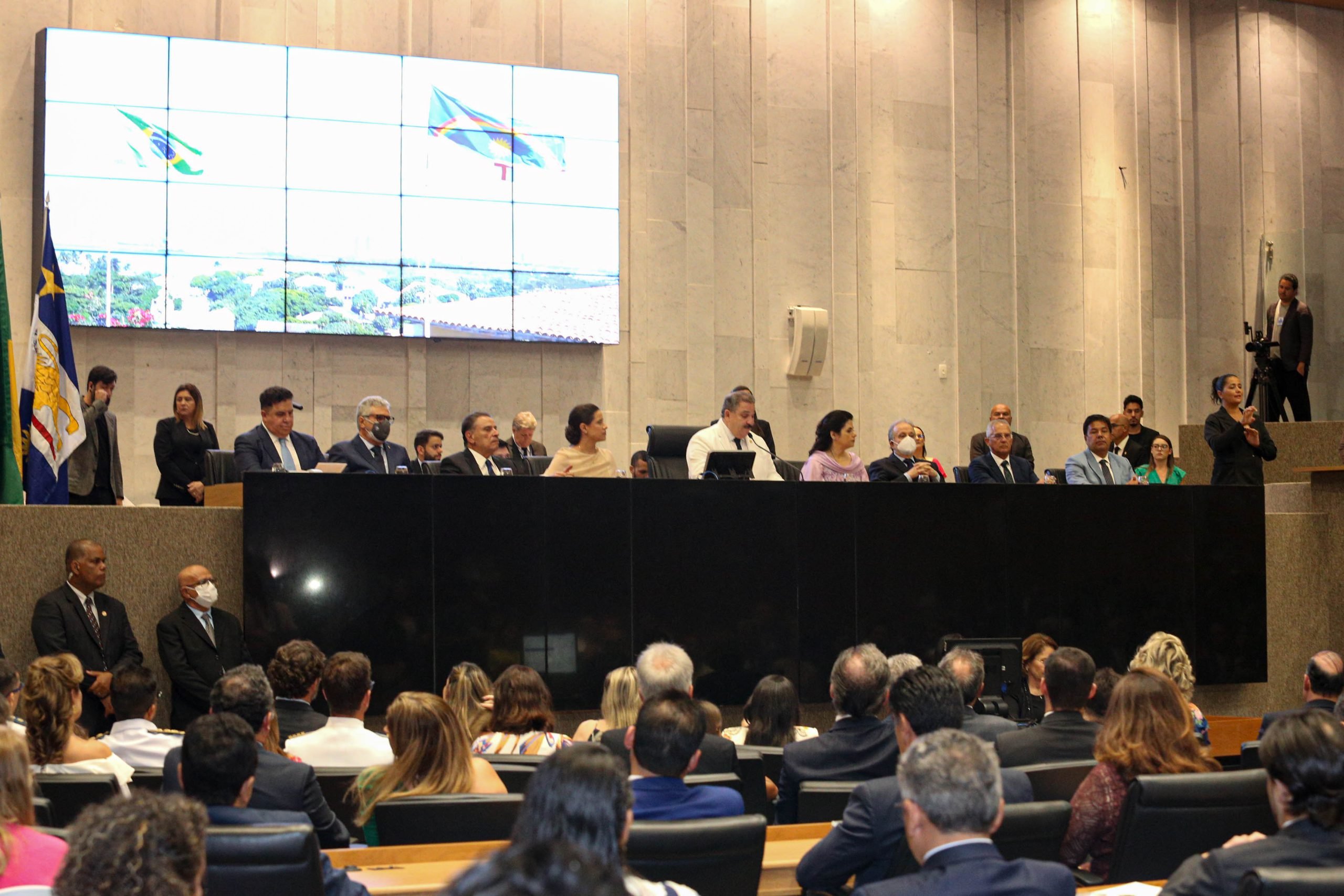 Deputados agora vão ter verbas extras para alimentação, saúde e moradia. Foto: Divulgação