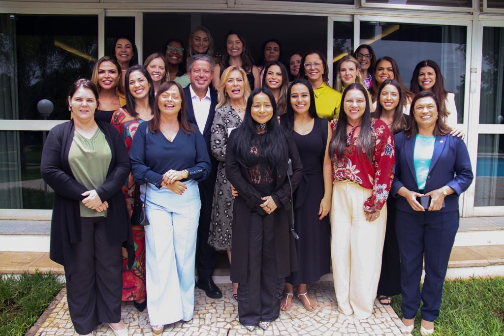 A bancada feminina entregou a Arthur Lira carta com suas prioridades para o biênio 2023/2025. Foto: Marina Ramos/Câmara