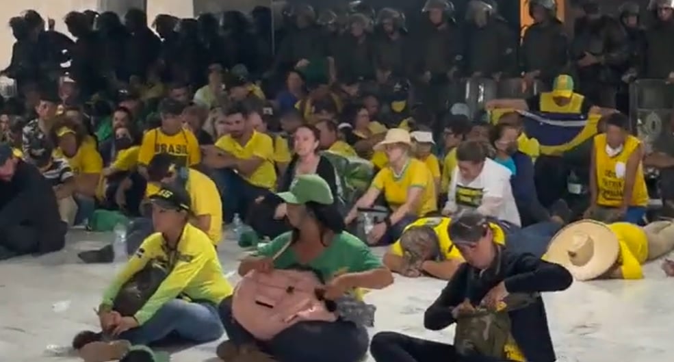 Golpistas presos na noite de 8 de janeiro no Congresso Nacional. Foto: Reprodução/vídeo