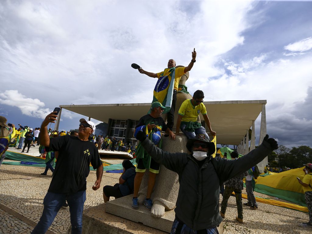 Manifestantes subiram na Estátua da Justiça, em frente ao STF. Foto: Marcelo Camargo/ABr