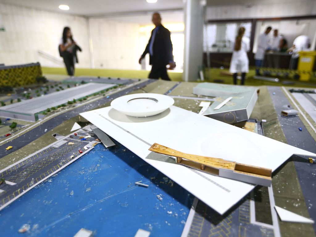 Maquete da Praça dos Três Poderes foi destruída por golpistas em invasão ao Congresso. Foto: Marcelo Camargo/ABr