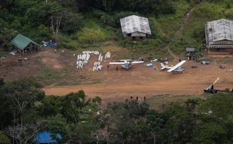 Pista do Jeremias ocupada pela logística do garimpo. No canto superior da foto está o antigo posto de saúde da região. Foto: Bruno Kelly/Yanomami sob ataque