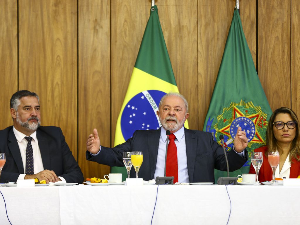 Lula entre Paulo Pimenta e Janja durante café da manhã com jornalistas que cobrem o Planalto nesta quinta-feira, 12 de janeiro de 2022. Foto: Marcelo Camargo/ABr