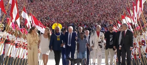 Lula sobe a rampa do Palácio do Planalto com representantes da sociedade brasileira. Foto: Reprodução