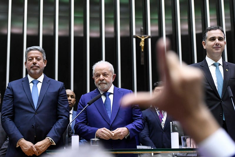 Lula entre os presidentes da Câmara, Arthur Lira, e do Senado, Rodrigo Pacheco, durante a sessão de posse no Congresso. Foto: Jefferson Rudy/Ag. Senado