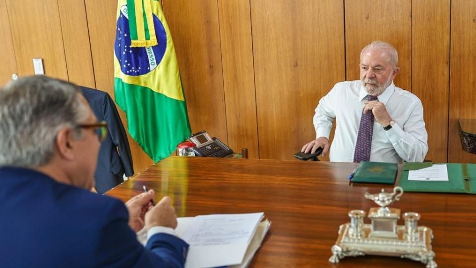 Lula em conversa com o ministro das Relações Institucionais, Alexandre Padilha. Foto: Ricardo Stuckert