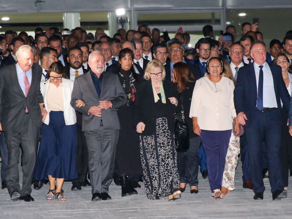 Lula desce a rampa com os presidentes dos demais poderes e os governadores. Demonstração de apreço à democracia. Foto: Fábio Rodrigues Pozzebom/ABr