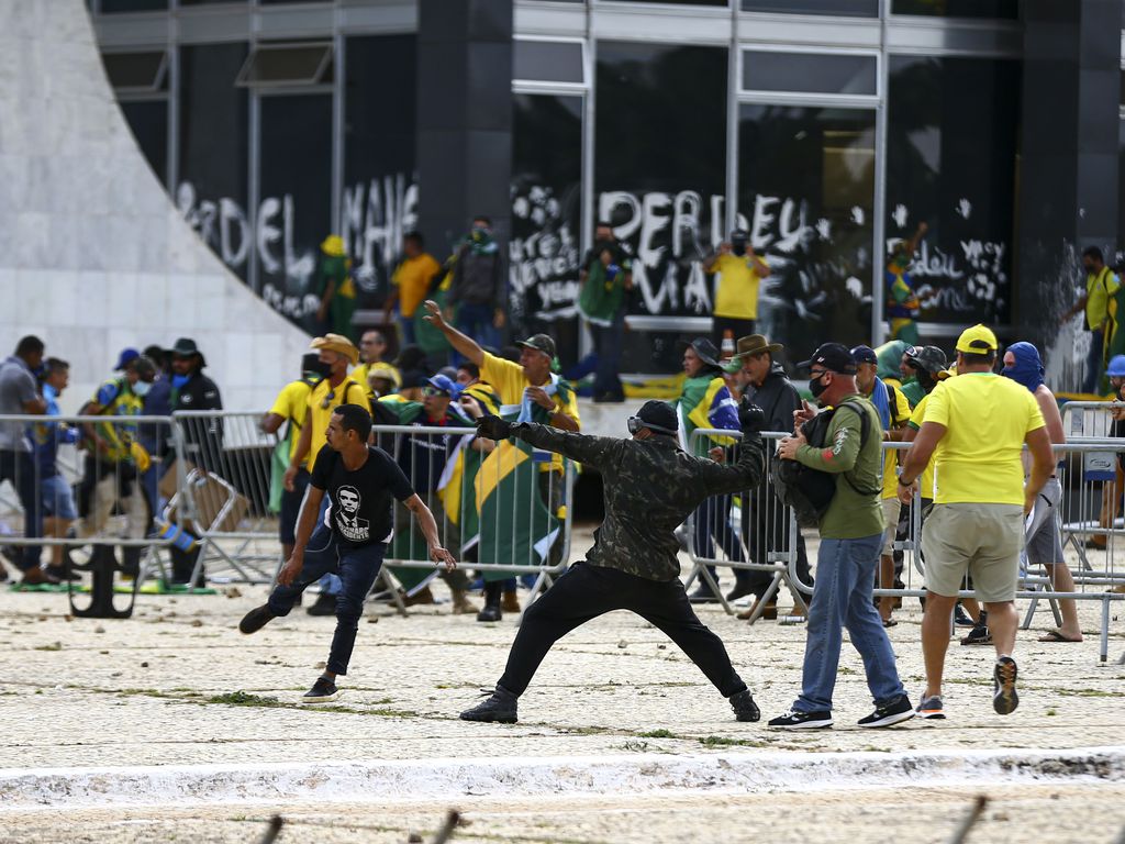 Há um braço internacional que estimula o bolsonarista de camisa preta a destruir os palácios brasileiros. Foto: Marcelo Camargo/ABr