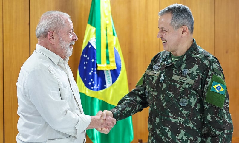 Lula durante encontro com o novo Comandante do Exército, general Tomás Miguel Ribeiro Paiva. Foto: Ricardo Stuckert/PR