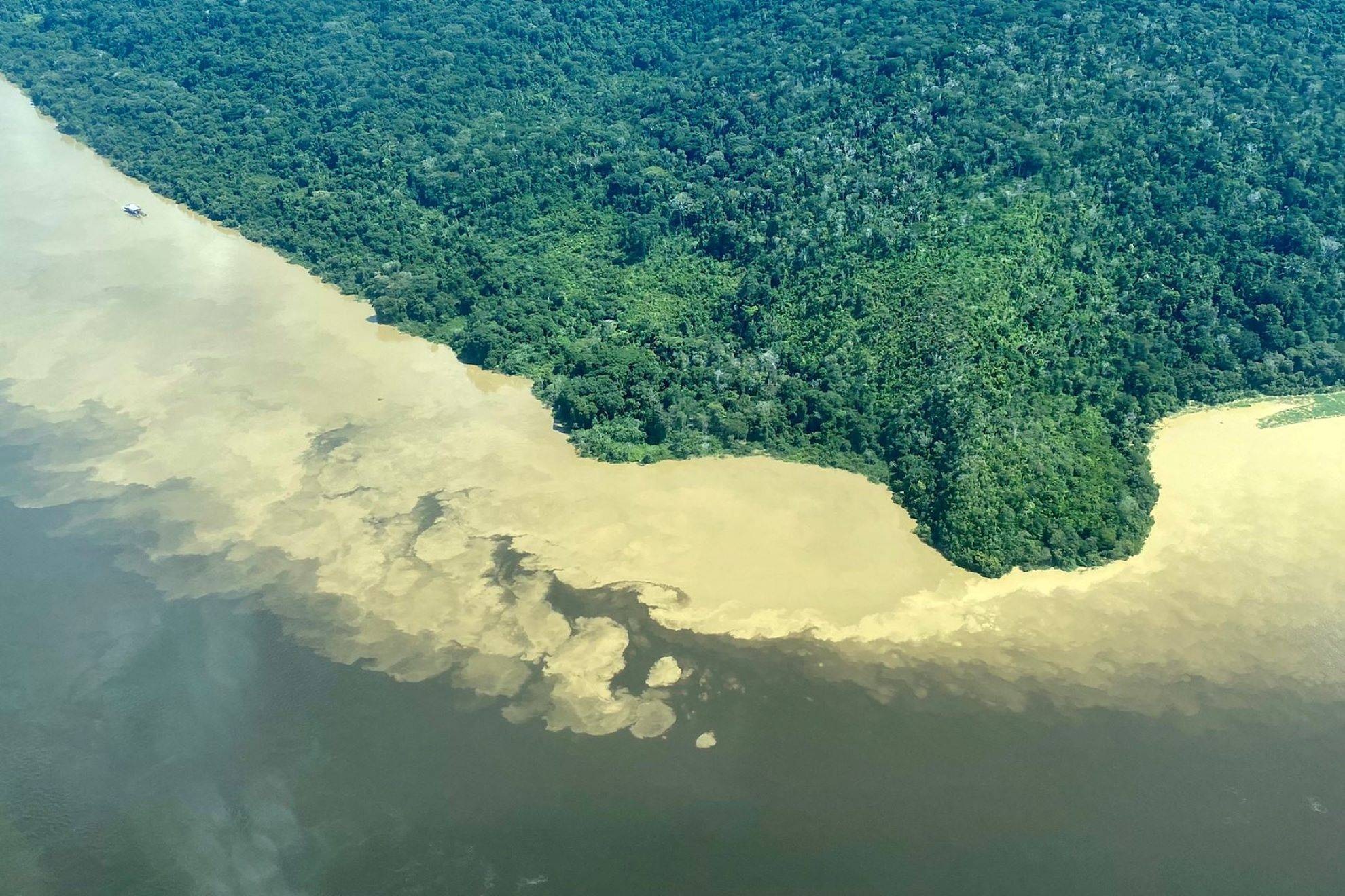 Garimpos ilegais ameaçam o rio Tapajós