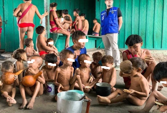 Campo de concentração? Crianças esqueléticas agonizam com a falta de comida. Foto: Urihi Associação Yanomami