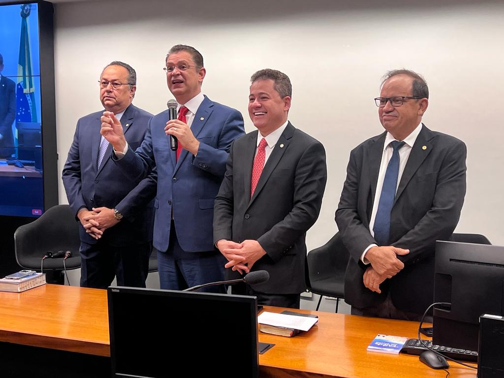 Acordo foi selado nesta quarta-feira, durante reunião da bancada evangélica. Silas Câmara, à esquerda, e Eli Borges, à direita, vão se revezar no comando da frente parlamentar. Foto: FPE