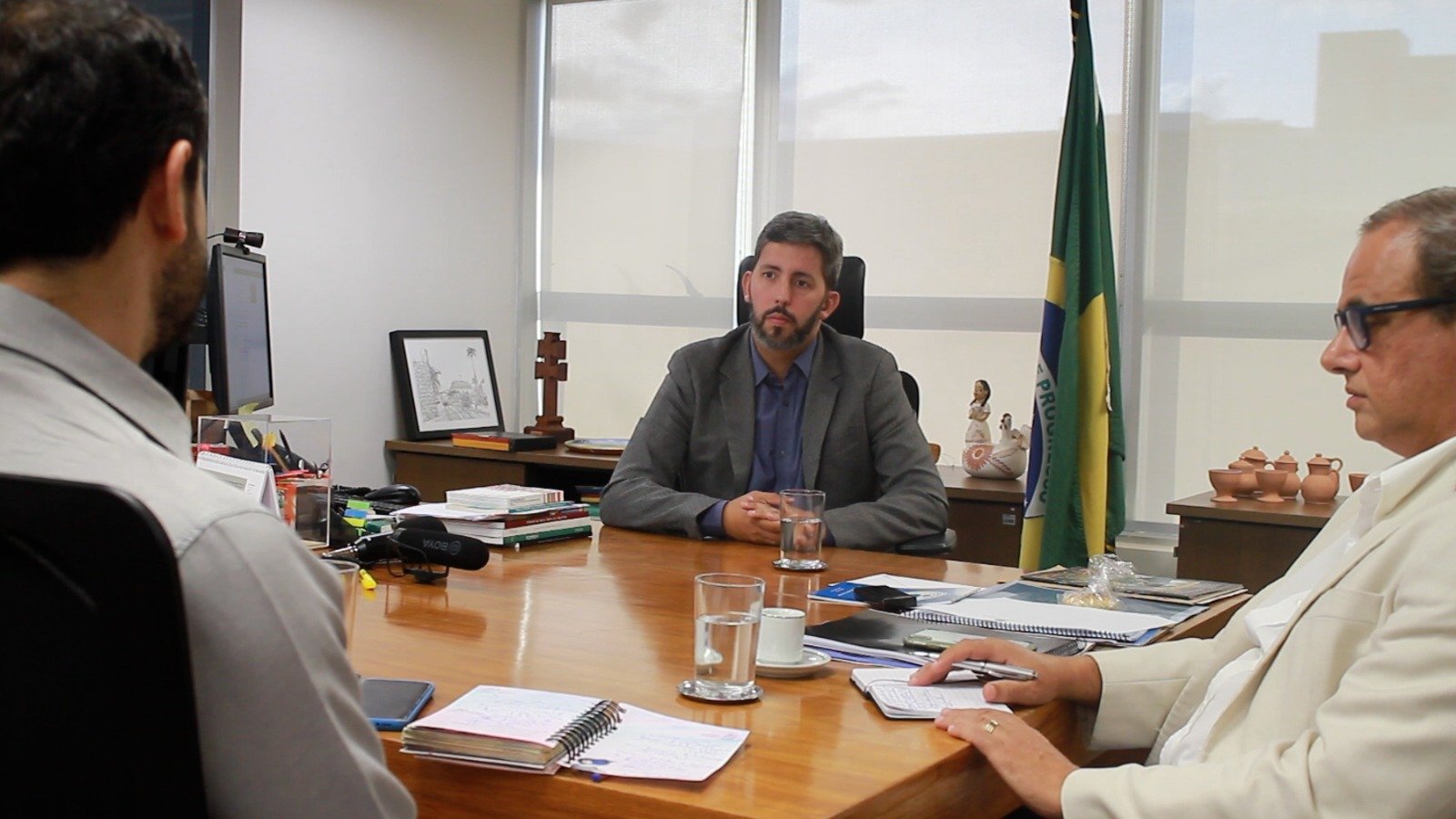 Leandro Grass, presidente do Iphan, em entrevista aos jornalistas Edson Sardinha e Sylvio Costa (à direita). Foto: Tiago Rodrigues/Congresso em Foco