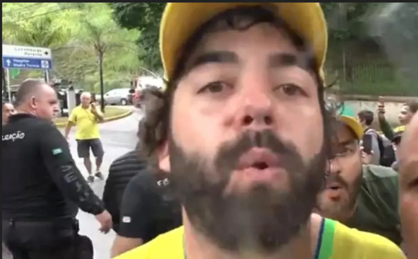Empresário que viralizou chorando durante desmobilização de acampamento bolsonarista está foragido por financiar atos golpistas de janeiro. Foto: reprodução