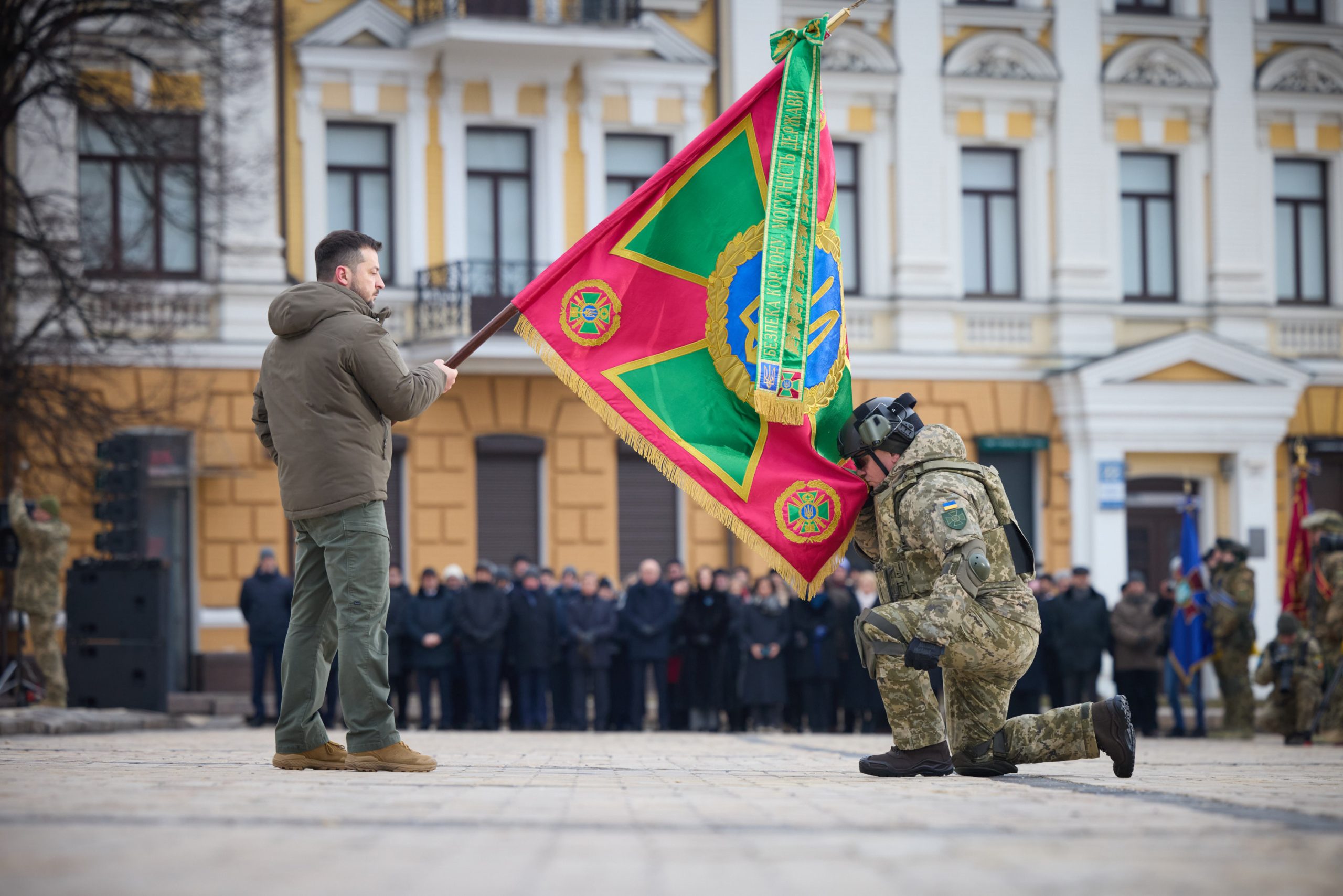 O presidente da Ucrânia, Volodymyr Zelenski, homenageia soldado no aniversário da guerra contra a Rússia. Para especialistas, chances de mediação para a paz são remotas. Foto: Fotos Públicas