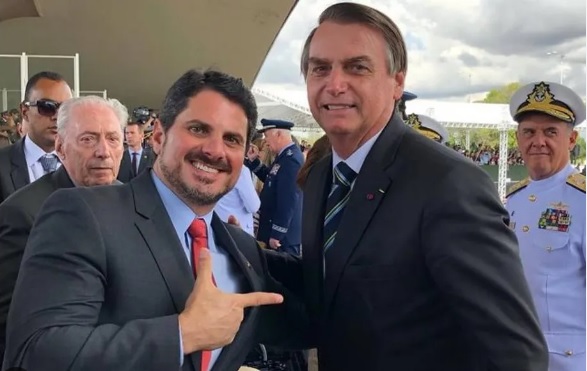 Marcos do Val e Jair Bolsonaro: as diferentes versões do senador não aliviam a barra do ex-presidente na Justiça. Foto: Divulgação