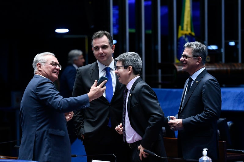 O presidente do Senado, Rodrigo Pacheco, com os senadores Renan Calheiros, Randolfe Rodrigues e Rogério Carvalho. Foto: Edilson Rodrigues/Ag. Senado