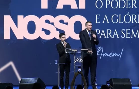 David Eldridge, à direita, durante o evento da Mocidade da Assembleia de Deus em Brasília. Foto: Reprodução/Youtube