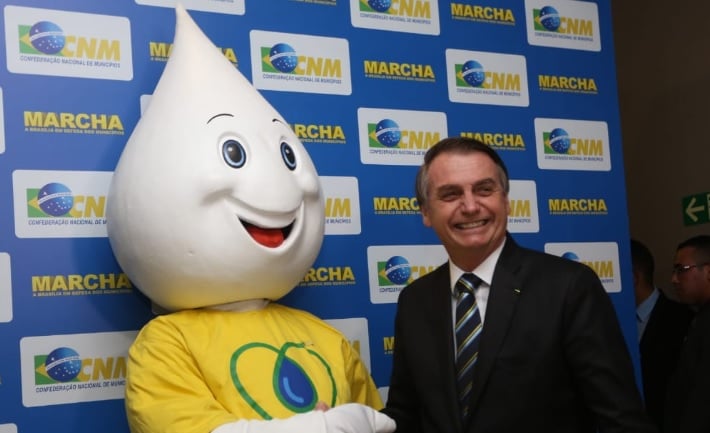 Bolsonaro e o mascote da vacinação no Brasil, o personagem Zé Gotinha. Foto: Ministério da Saúde