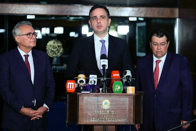 Senadores Renan Calheiros (MDB-AL) e
Eduardo Braga (MDB-AM) foram autores do requerimento acolhido por Pacheco (ao centro da foto), que retomou o rito das MPs. Foto: Edilson Rodrigues/Senado Federal