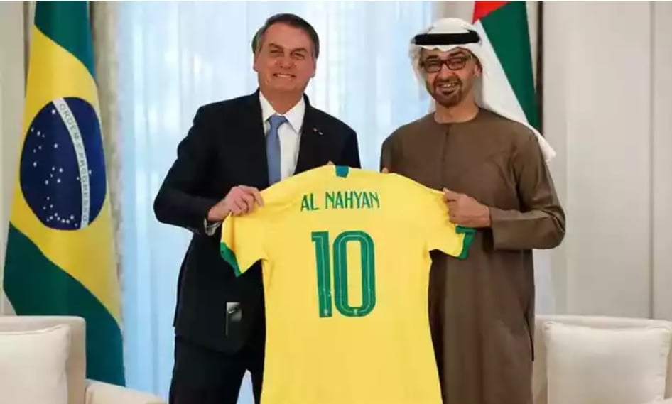 Quando Bolsonaro se encontrou com um príncipe árabe, o que oficialmente ele deu a ele foi uma camisa da seleção brasileira. Foto: Alan Santos/PR