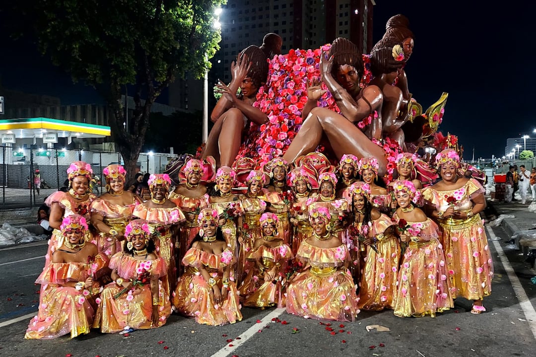 Mulheres Negras em frente ao carro alegórico que representa a Rosa Maria Egípcia. Foto: Wagner Rodrigues