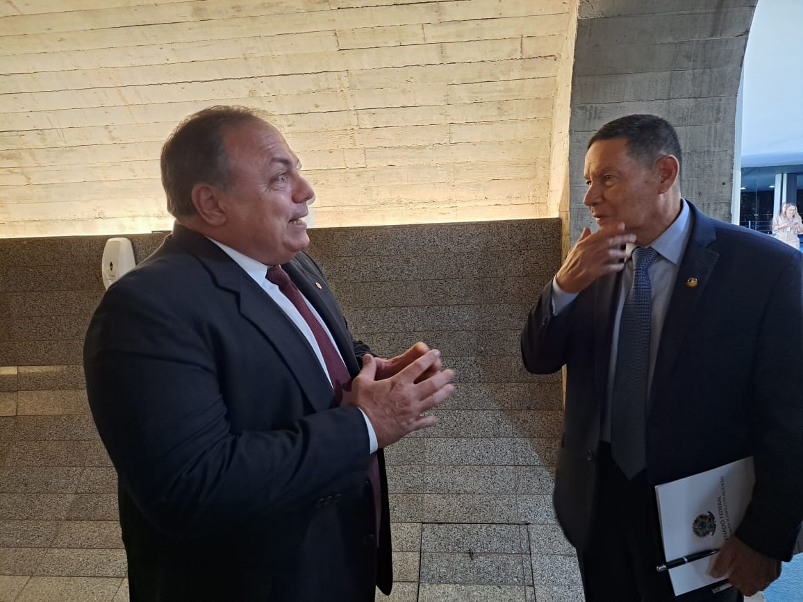 Pazuello explica a Mourão por que está usando tênis no lugar de sapatos. Foto: Rudolfo Lago/Congresso em Foco