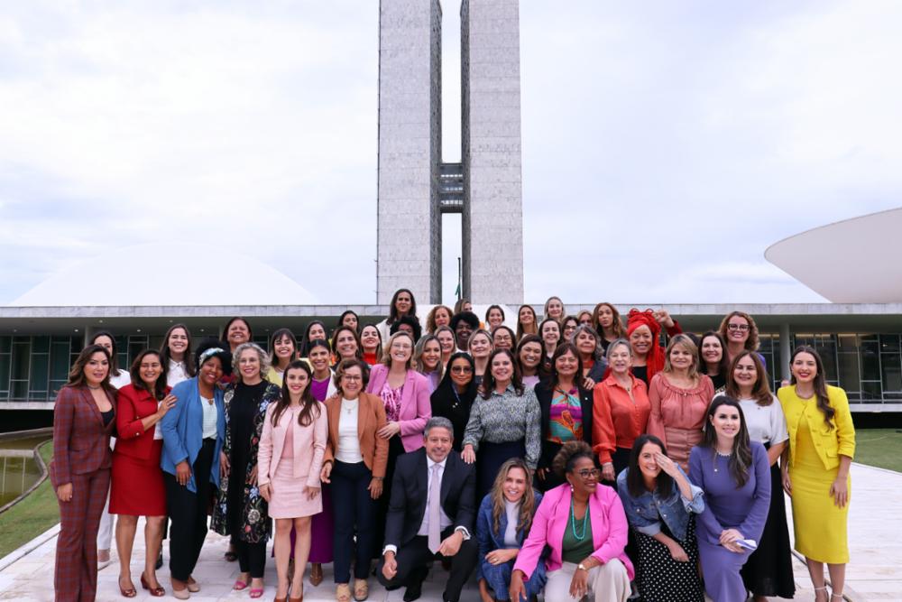 O presidente da Câmara, Arthur Lira, posa com integrantes da bancada feminina. Como alcançar a real representatividade feminina na política? Foto: Marina Ramos/Ag. Câmara