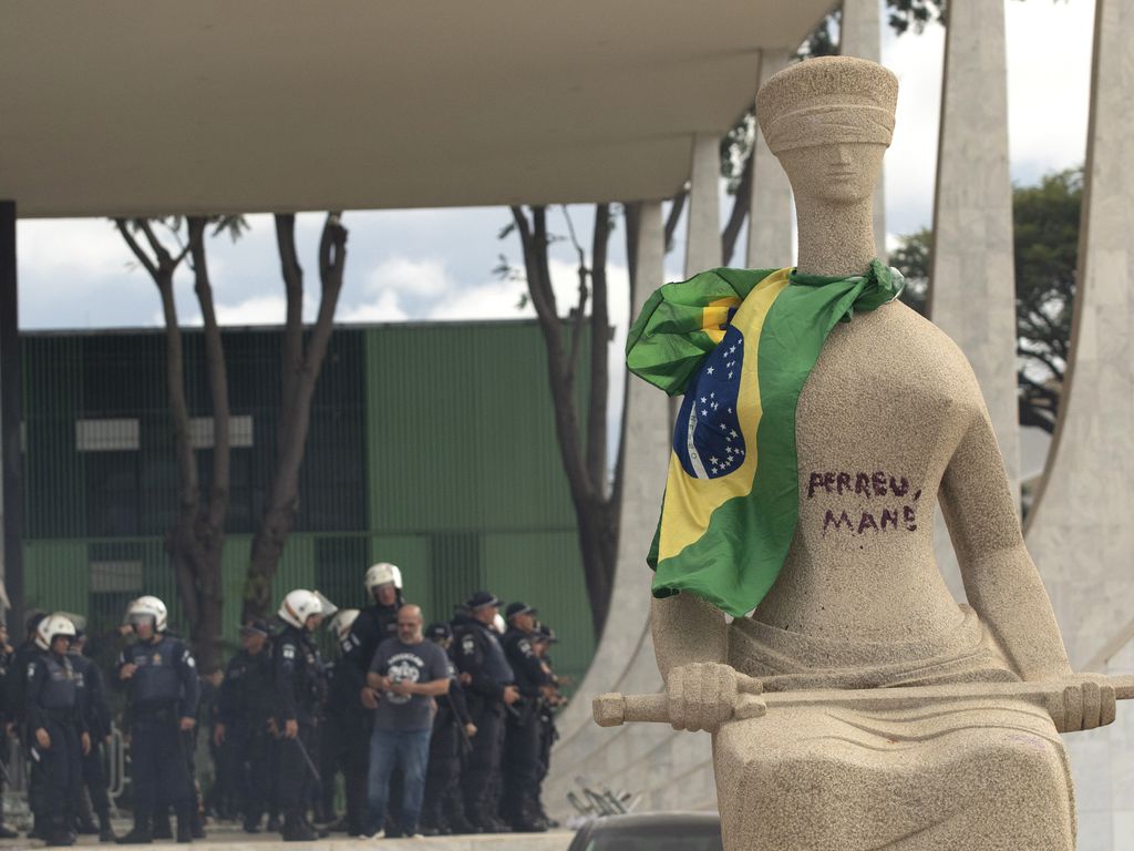 Escultura do artista brasileiro Alfredo Ceschiatti foi pichada com uma frase em referência ao ministro do STF, Luís Roberto Barroso. Foto: Joedson Alves/Agência Brasil