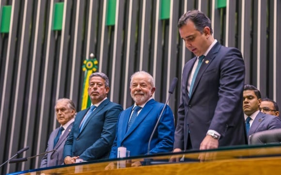 Lula entre Arthur Lira e Rodrigo Pacheco: o presidente em meio ao bombardeio entre os presidentes da Câmara e do Senado. Foto: Ricardo Stuckert