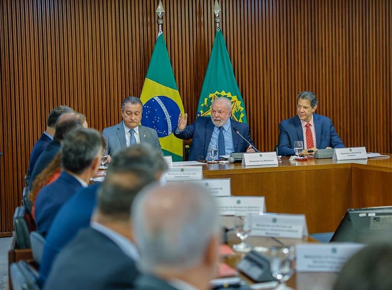 Lula e os ministros da Casa Civil, Rui Costa, e da Fazenda, Fernando Haddad, à direita. Foto: Ricardo Stuckert