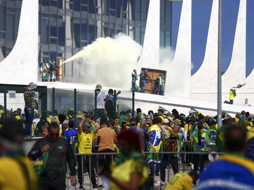 STF formou maioria contra cinco réus envolvidos nos atos antidemocráticos de 8 de janeiro. Zanin votou com ressalvas, e Mendonça divergiu. Foto: Marcelo Camargo/Agência Brasil