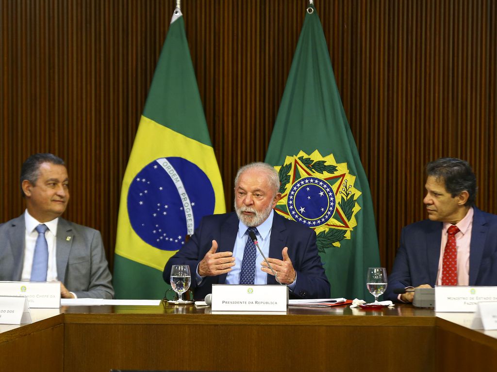 O ministro da Casa Civil, Rui Costa, o presidente Luiz Inácio Lula da Silva e o ministro da Fazenda, Fernando Haddad, durante reunião ministerial, no Palácio do Planalto. Foto: Marcelo Camargo/Agência Brasil