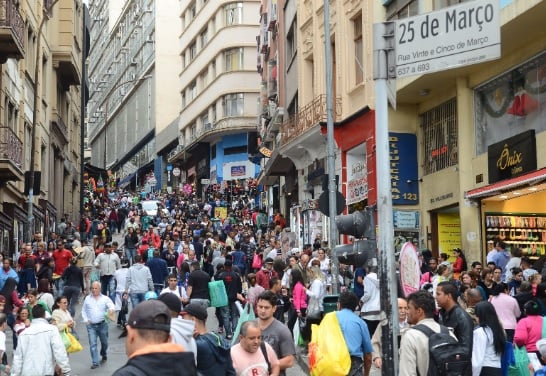 Rua 25 de Março em São Paulo, um dos pontos mais movimentados do comércio na capital paulista. Pesquisa mostra brasileiro receoso com futuro da economia. Foto: Agência Brasil