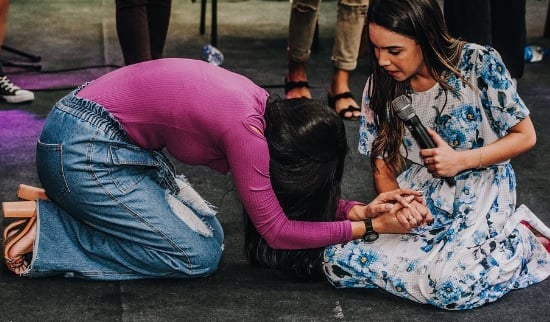 Vitória Souza, pastora que é fenômeno nas redes sociais aos 17 anos, durante pregação. Foto: Instagram