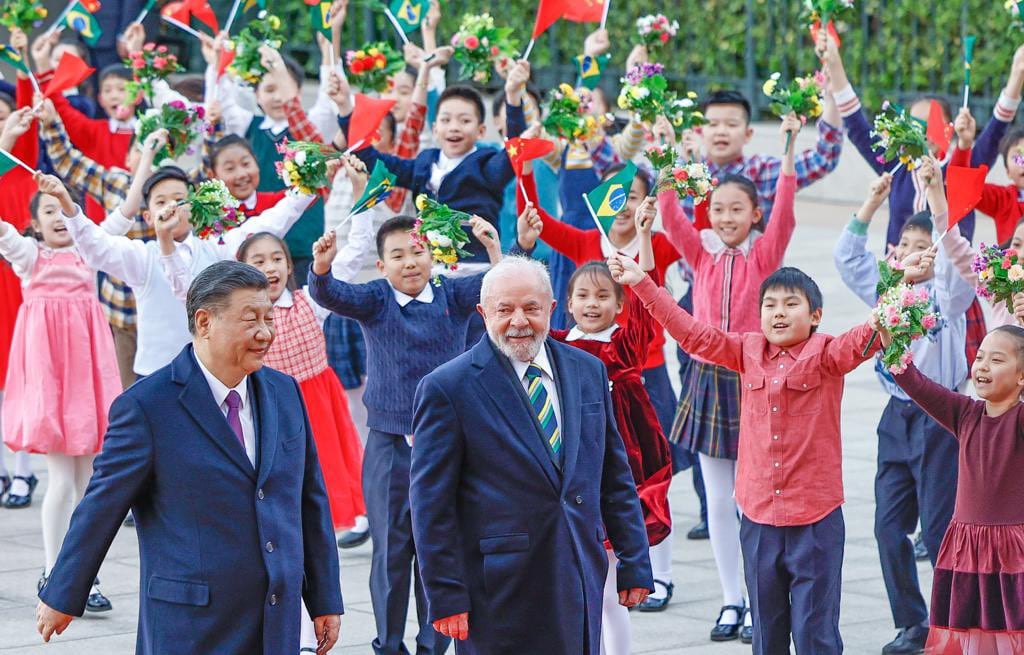 O presidente Lula (PT) se encontrou nesta sexta-feira (14) com o presidente da China, Xi Jinping, para firmar acordos comerciais. Foto: Ricardo Stuckert/PR