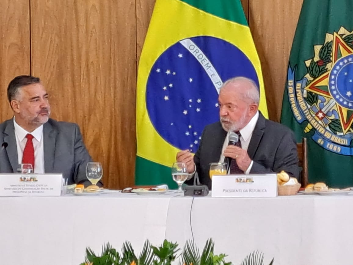 Lula e o ministro da Secretaria de Comunicação, Paulo Pimenta, no café com os jornalistas. Foto: Rudolfo Lago/Congresso em Foco