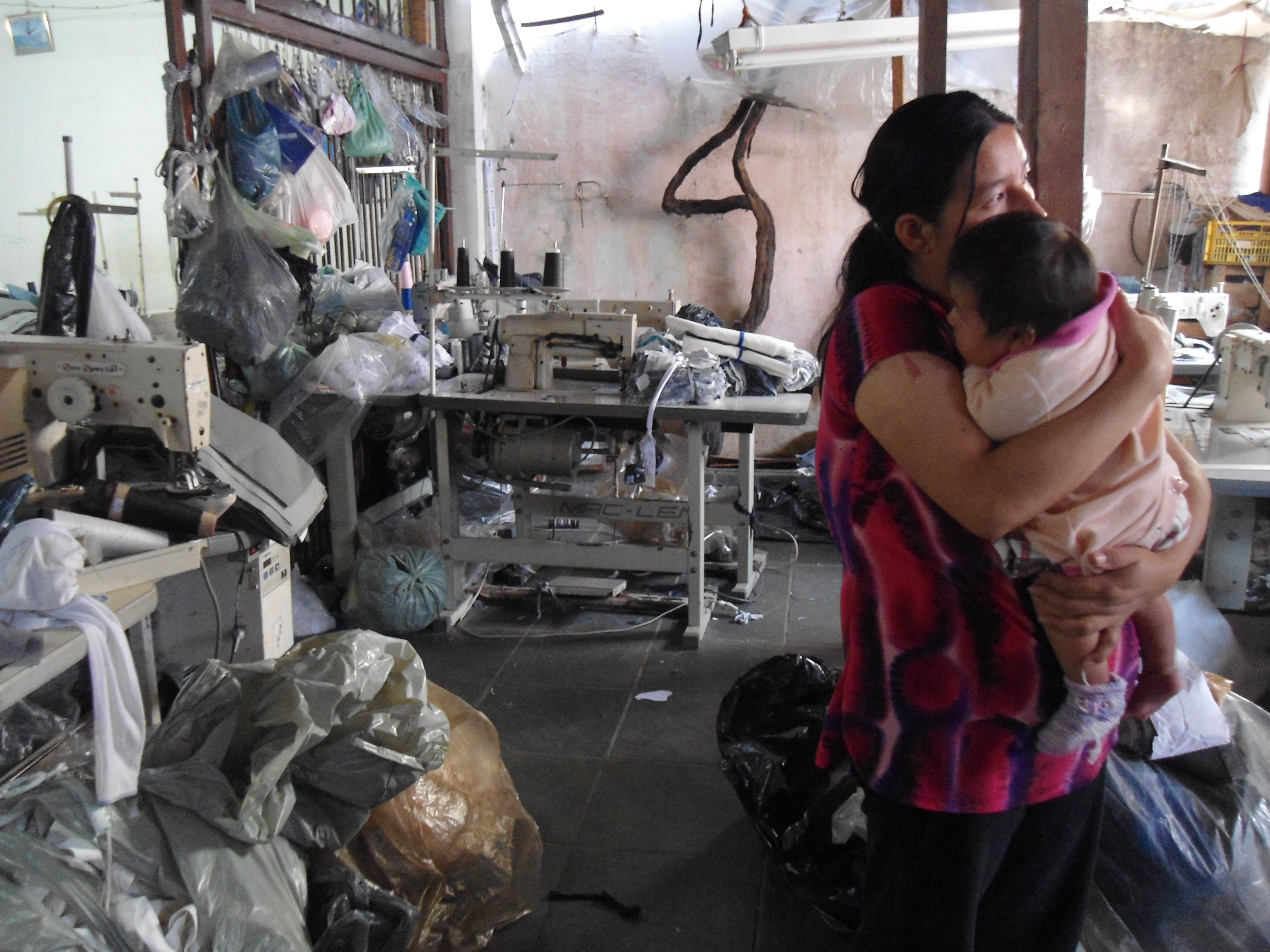 Trabalhadora boliviana resgatada de trabalho escravo com a filha em uma confecção em São Paulo. Foto: MPT/Repórter Brasil