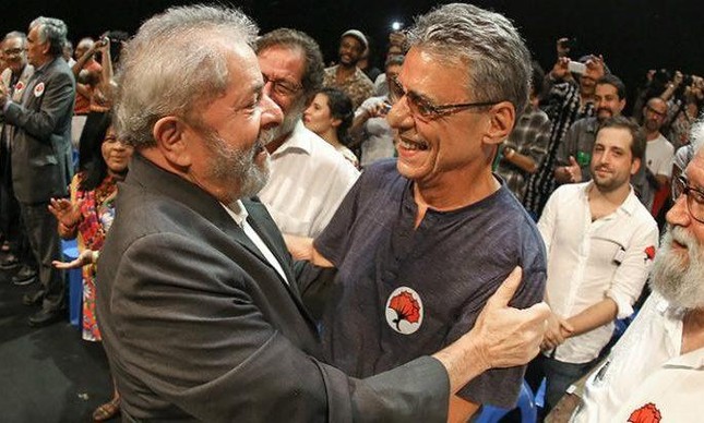 Chico Buarque receberá o Prêmio Camões pelas mãos do novo presidente do Brasil, Lula, e do presidente da República portuguesa,  Marcelo Rebelo de Sousa, uma entrega adiada durante toda a presidência de Jair Bolsonaro. Foto: Ricardo Stuckert/PT