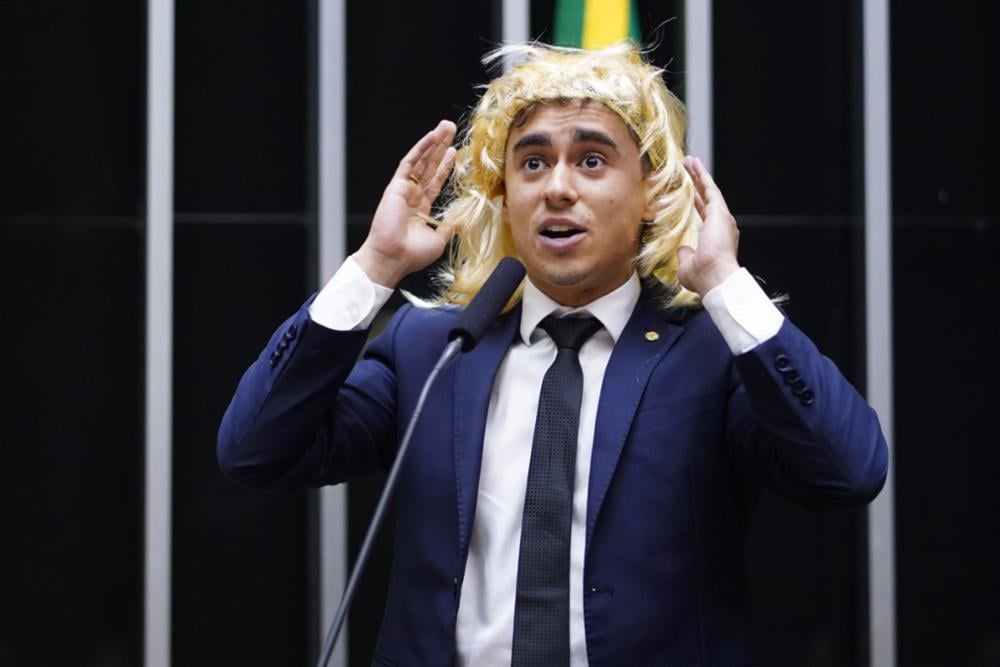 Deputado Nikolas Ferreira usando peruca e ironizando mulheres trans em sessão no plenário no Dia Internacional das Mulheres de 2023. Foto: Pablo Valadares/Câmara dos Deputados