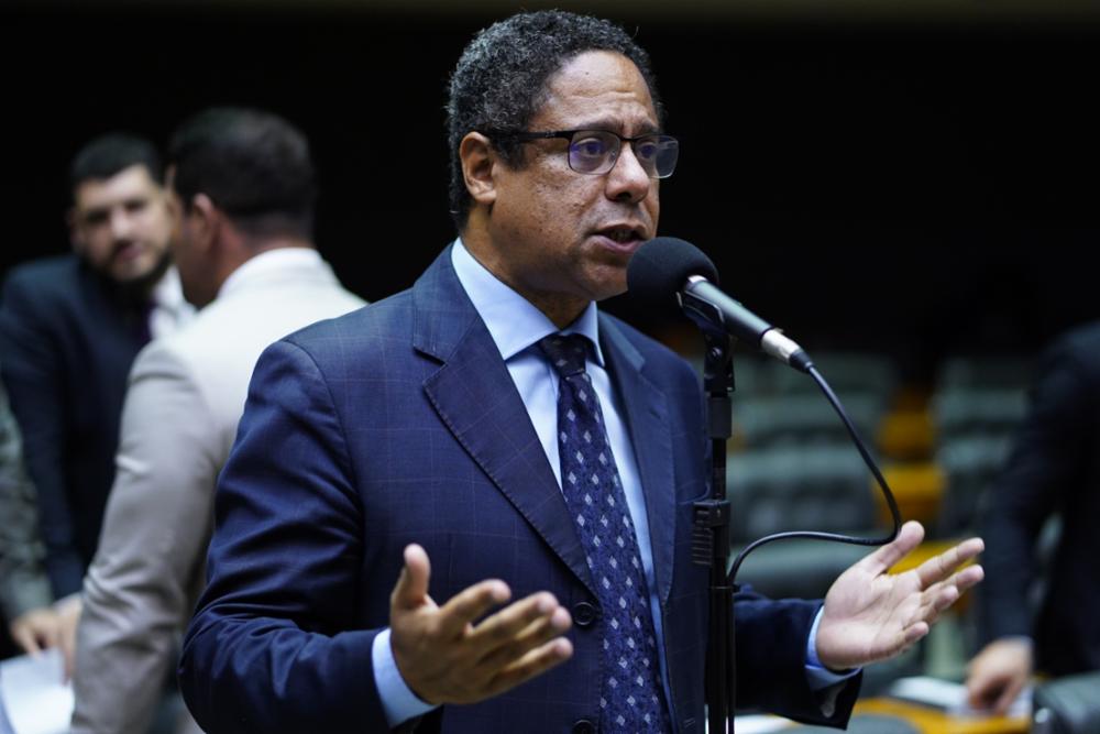 O deputado federal Orlando Silva (PCdoB-SP) apresentou na noite dessa quinta-feira (27) o seu parecer sobre o Projeto de Lei (PL) 2630/2020, conhecido como 