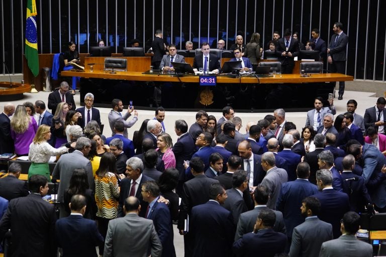 O arcabouço fiscal foi aprovado com apoio da ampla maioria da Câmara dos Deputados nesta terça-feira (23). Veja como votaram os deputados. Foto: Pablo Valadares / Câmara dos Deputados
