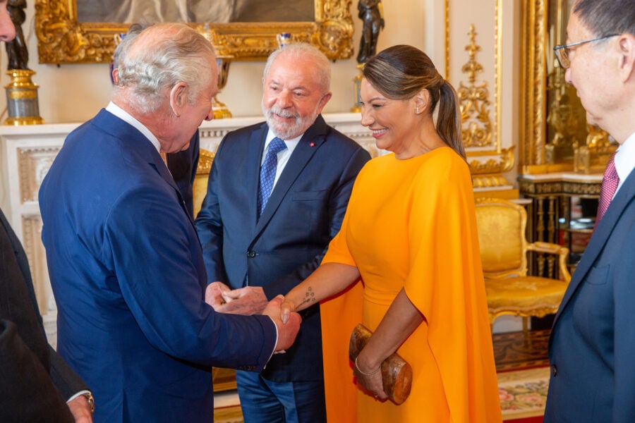 O presidente Lula e a primeira-dama Janja sendo recebidos pelo Rei Charles III, no Palácio de Buckingham, em Londres. Foto: Ian Jones/Foreign Commonwealth and Development Office